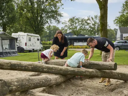 Kampeerplaats Comfort met speelelement 77